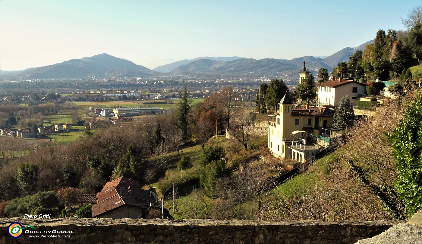 62 Scendendo in via Fontana verso la Chiesa di San Rocco.JPG -                                